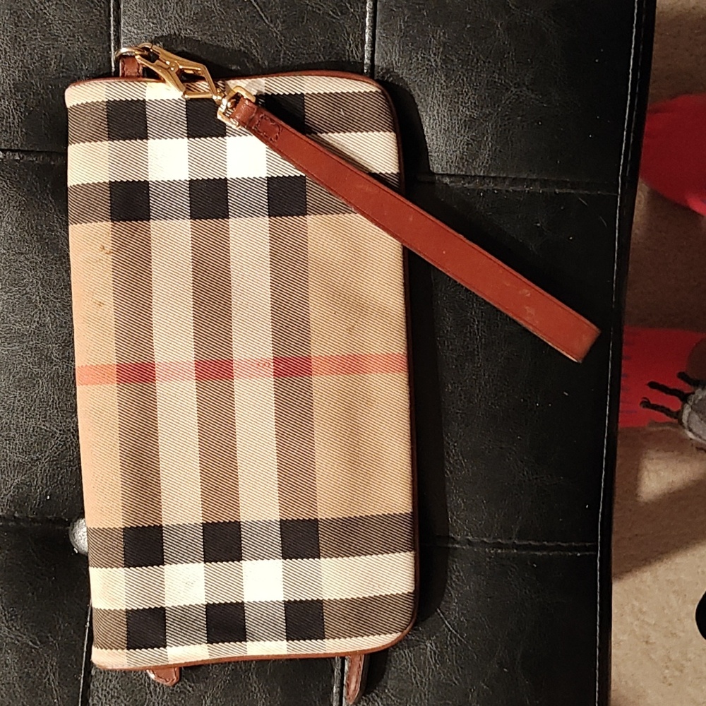 Stunning Burberry Pouch/Wristlets - Picture 4 of 4